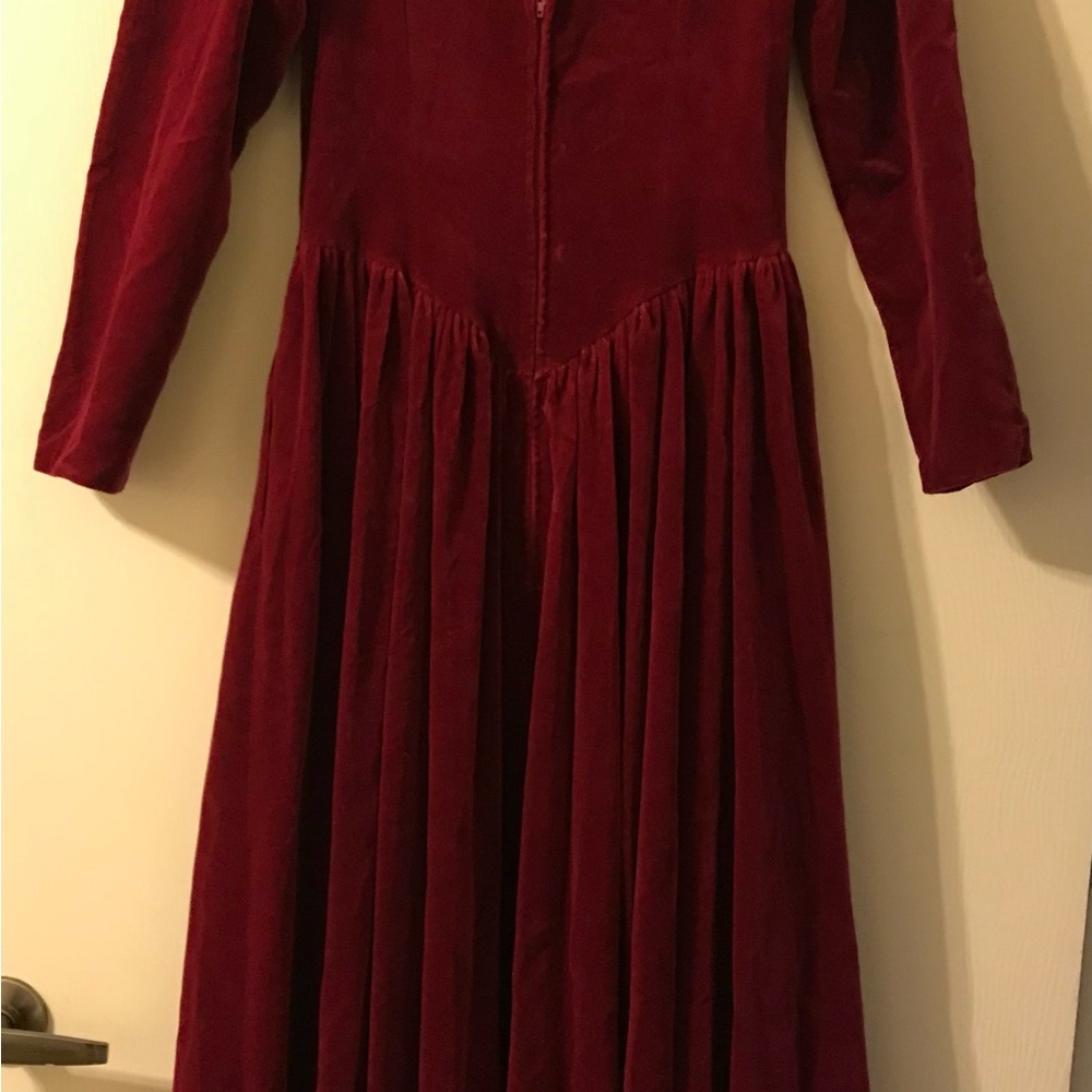 Amazing romantic red velvet dress. - Picture 3 of 8